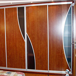 Двери шкафа-купе с криволинейным (волновым) стыковочным профилем.